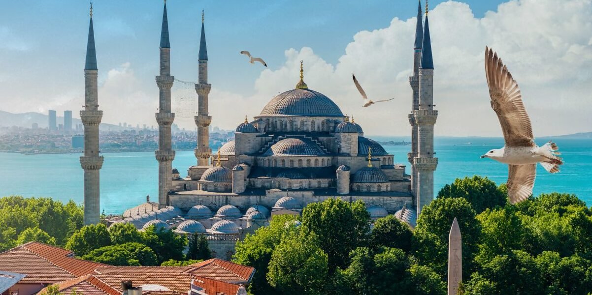 La Mosquée Bleue d’Istanbul, emblème culturel et attraction incontournable pour les patients internationaux en quête d’une greffe capillaire à Istanbul.