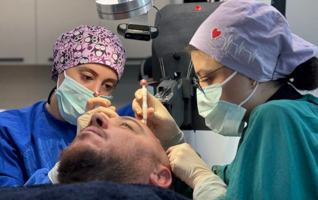 Deux assistantes implantent des greffons cheveux avec le robot DHI Robotic sur un patient à la clinique Turkish Esthetic d’Istanbul.
